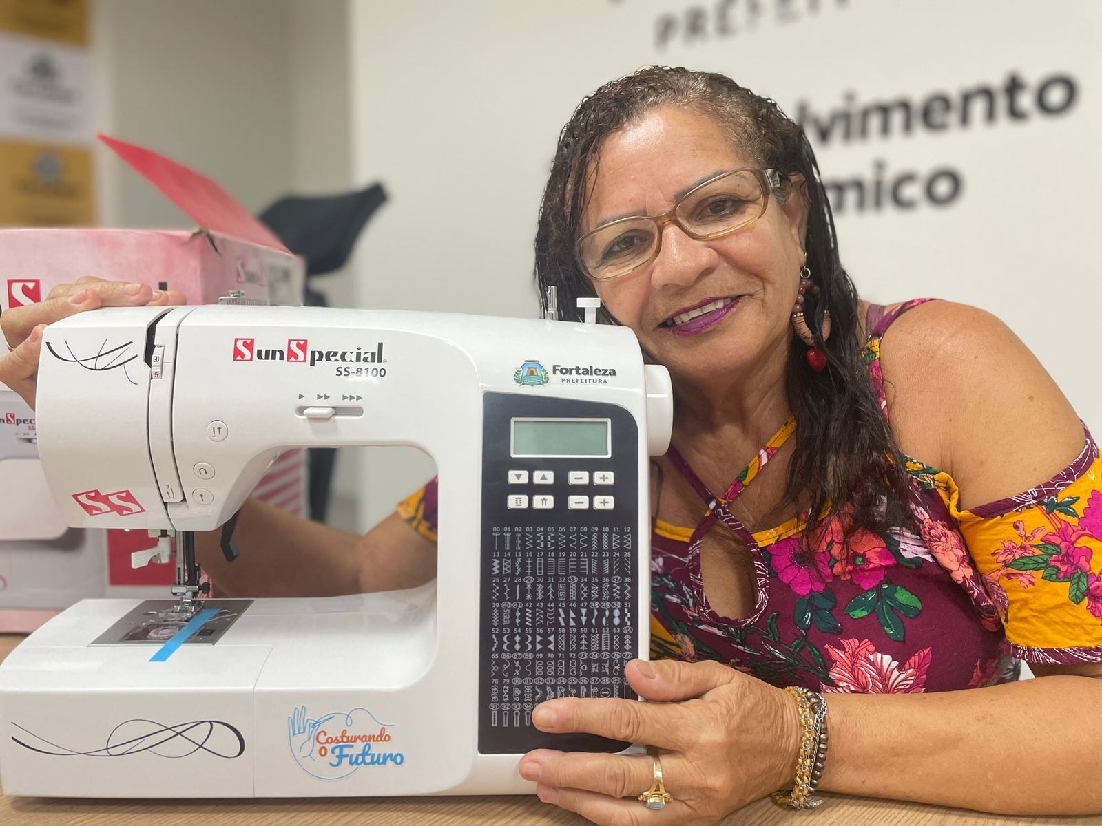 mulher abraçando máquina de costura